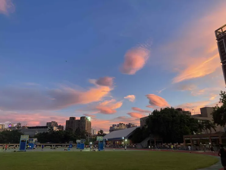 傍晚運動時抬頭看到浪漫的粉色天空~
