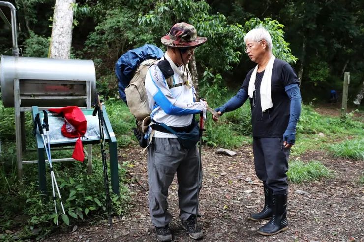 D2起床先幫邱將背包做好固定(可不可以不要每次都在縱走第一天出功課)