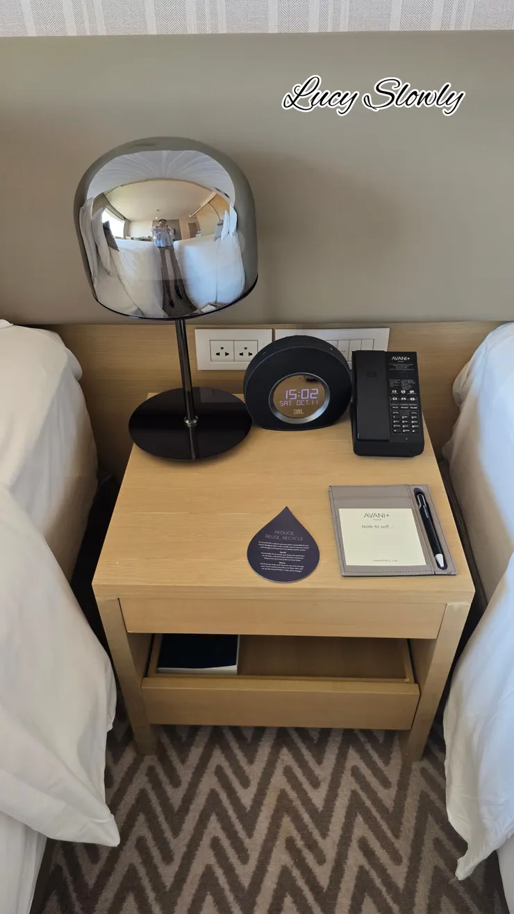 雙人河景房房間床邊桌子