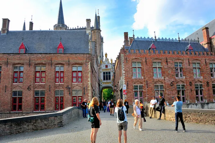 【遊河完畢，約半小時，上岸後來到市政廳後方。】