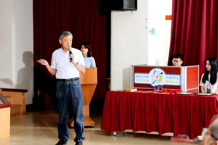 【致詞就當面對各階段年輕的自己，台上台下時光交錯世界驚天變化。既然不免上台致詞，JB就準備了幾頁簡報，6首詩搭配幾張照片，概述40年職涯與預期的退休生活。】