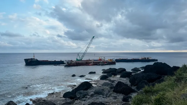 巴貝多籍貨輪BLUE LAGOON因為山陀兒颱風而擱淺在蘭嶼龍門港。