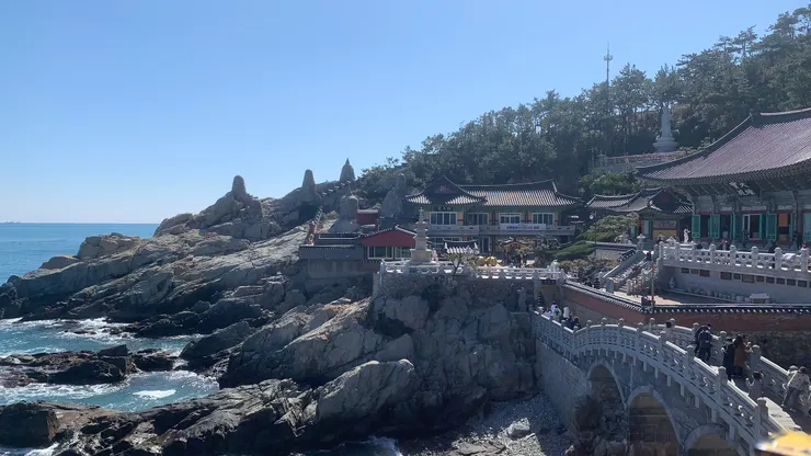 寺廟緊緊貼著海，相當漂亮。