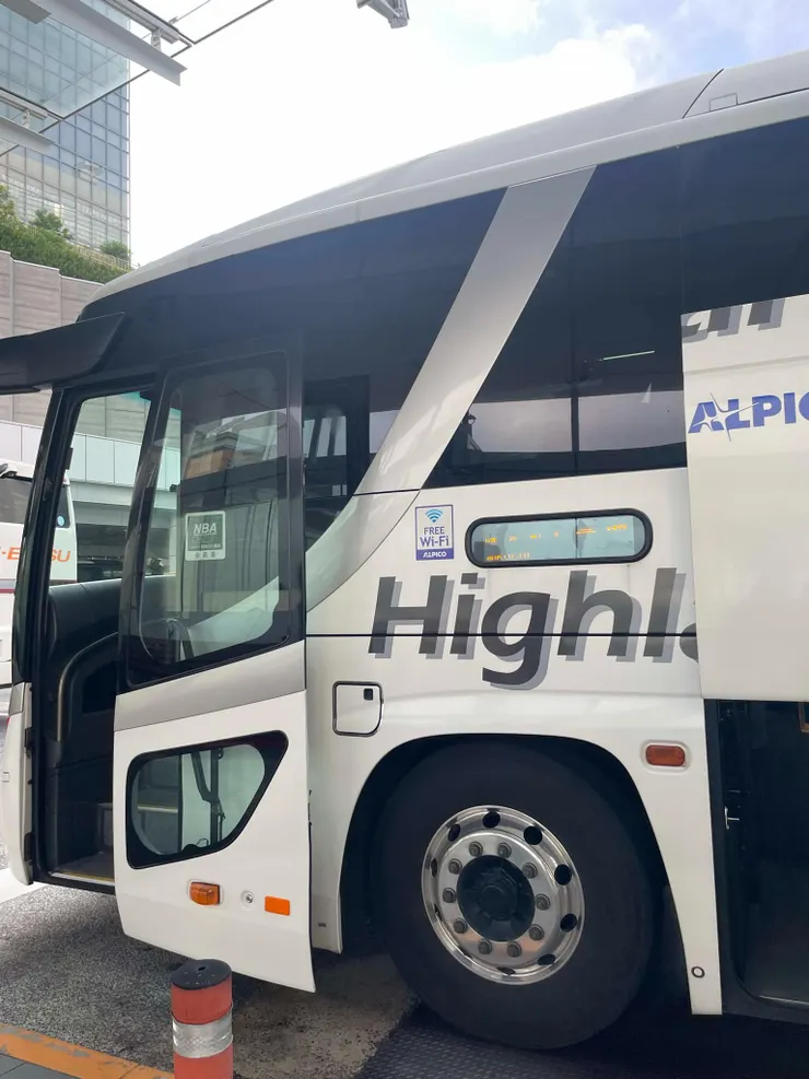 也可以托運行李，有看到很專業的登山客託運大背包的!