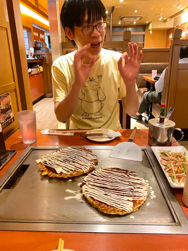 附近有許多漂亮女生，YO看到都比OK (真想揍他XD)