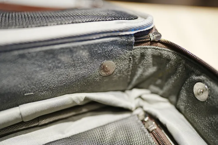 袋內有不少個磁吸處，可以固定內部背包們