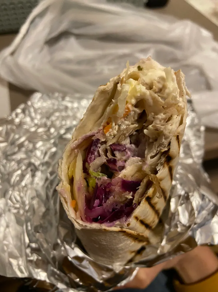 裡面的配料你可以自己選，每種料都很敢給，包好之後會再拿去熱壓烘烤，捲餅皮很軟很Q~好吃!!!