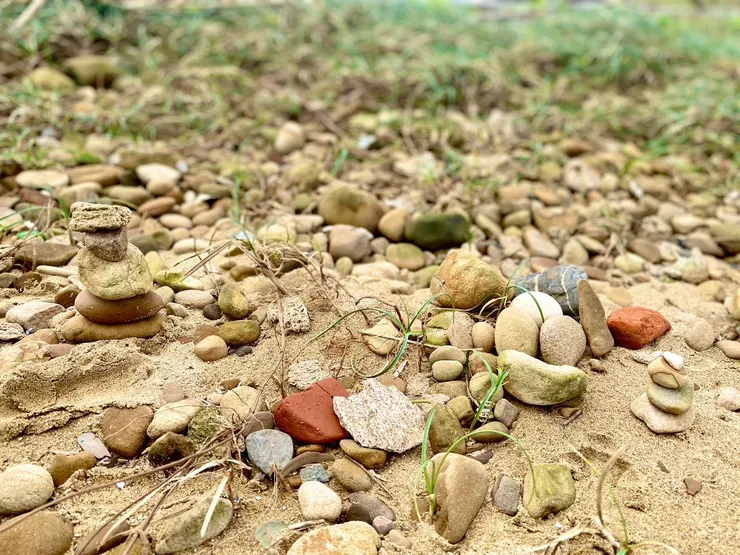 小凡拍下了，我們擺放「許願石」的全景， 左右兩側的「許願石」看似一對親子遙遙對望 想像媽媽已經找到他的baby了。 （小凡拍攝）