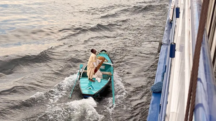 有小船靠近兜售