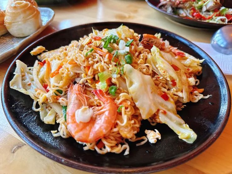 南洋風味炒泡麵 $190/份 - 炒泡麵可以說是戰地小吃之一，以南洋風味帶有獨特的創新感