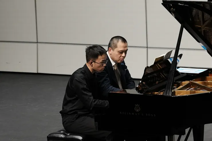 蘇顯亮與周一飛(左)四手聯彈