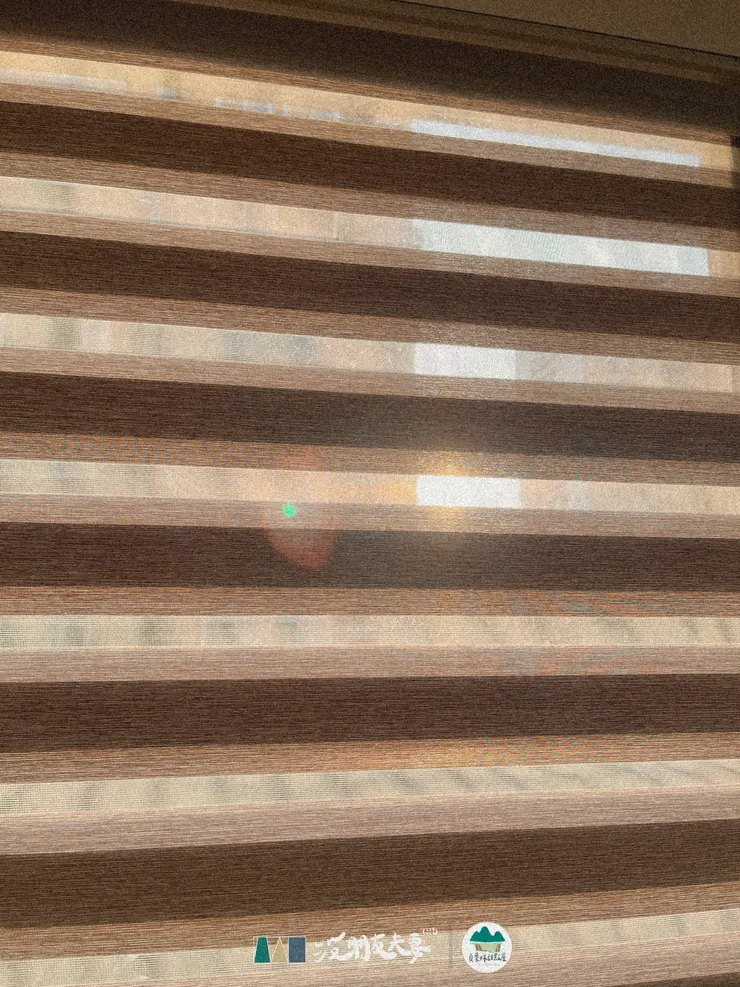 凝視傍晚透進書房的夕陽