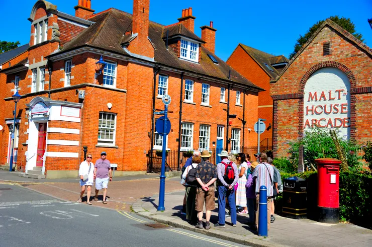 【走進高街活生生古建築展示長廊，首見老郵局與舊麥芽廠相映成趣。圖左為老郵局、右為舊麥芽廠，現每週五、六為市集商場。這時正有一群觀光客被導覽到此。】