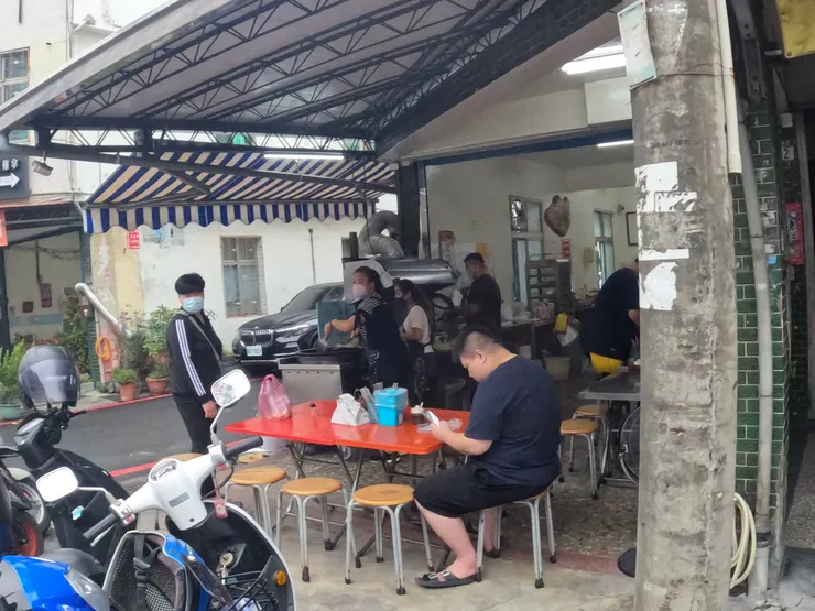 周日清早的早餐店內，已塞滿嗷嗷待哺的人。