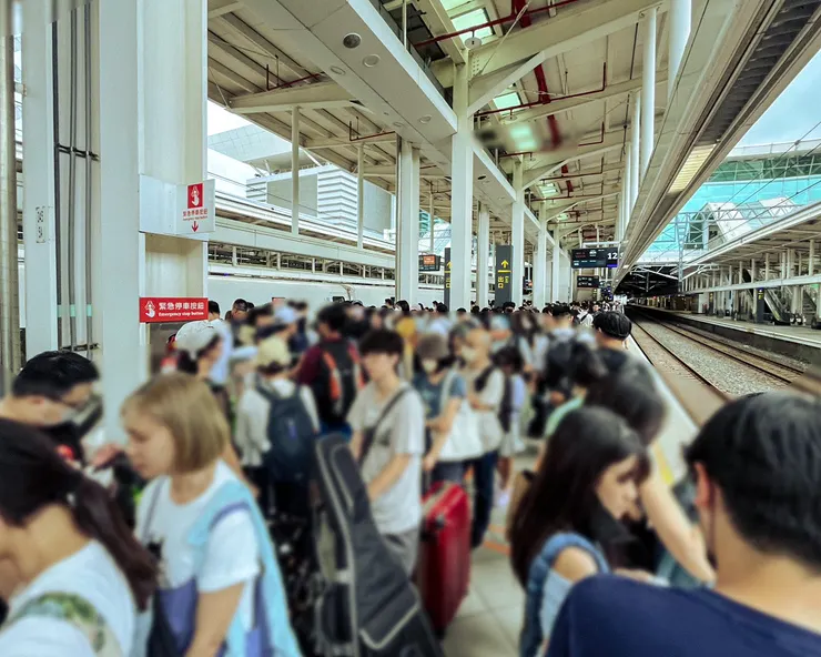 連假返鄉人潮，排隊、等待、奔波。人擠人的畫面裡，每個人都帶著不說出口的理由回家。