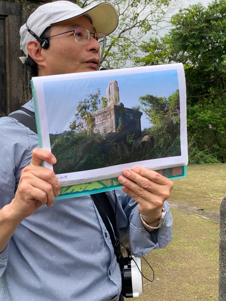 在尚未被指定為古蹟時，何老師拍攝的建塚記念碑。四周荒煙漫草、進入困難。