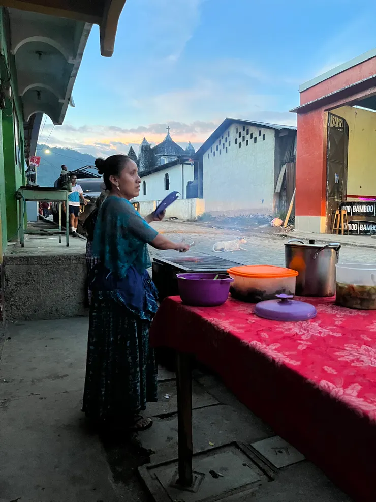 賣排骨飯的姐姐，但忘記拍排骨飯了……