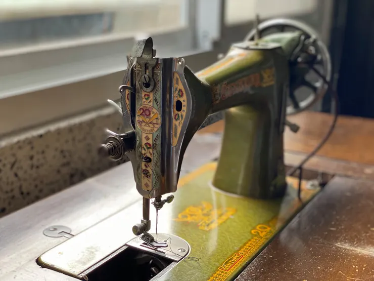 母親的嫁粧,勝家縫紉機,至今已有6-70年的歷史。