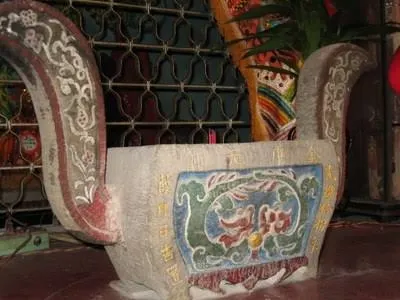 有浮雕的香爐（圖片截圖於網路）