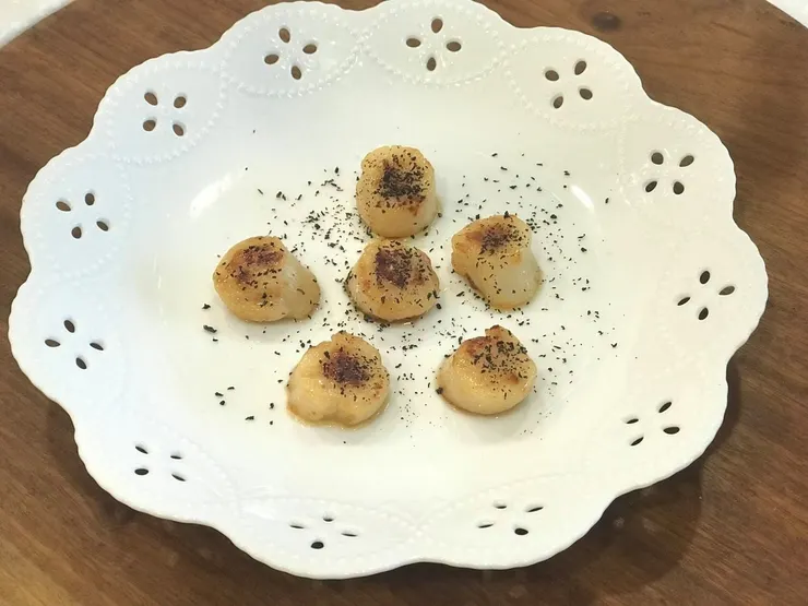 紫蘇，常跟海鮮類一起料理調味，在中醫學有解魚、蟹毒的功效，日本人運用多。