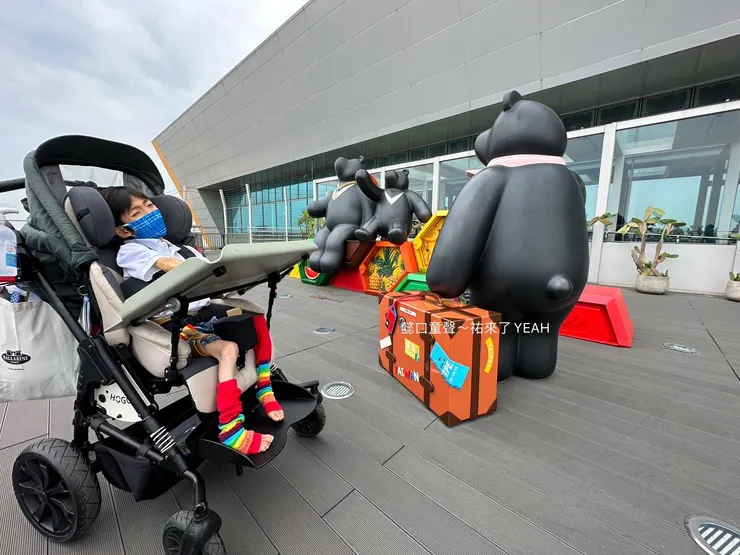 祐哥因為體溫調節失能很怕熱，準備進屋。