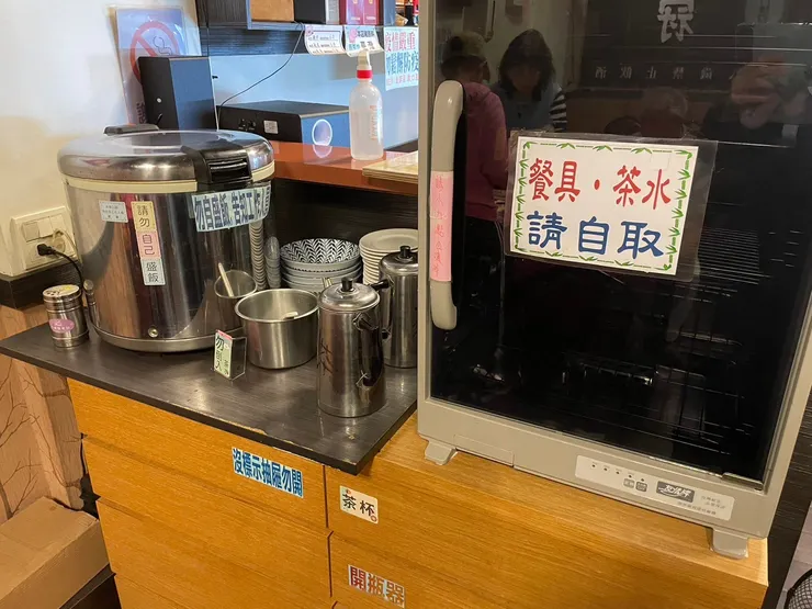 筷子和茶杯都放在消毒箱裡