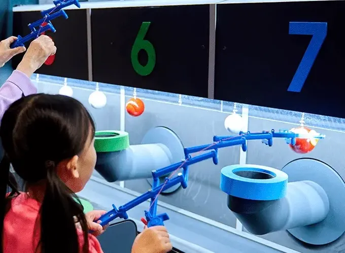 當時在日本爆紅的玩具，就是這個伸縮夾。這個玩具的機構、傳動都不是什麼複雜的科技，但是當任天堂賦予他一個玩法的時候，人們便紛紛掏錢購買，玩得樂不可支。這也奠定了任天堂的產品設計理念──不追求時下最新的科技，而是專注於「將產品注入靈魂」，用新創的玩法提升產品的價值。(圖片來自官網)