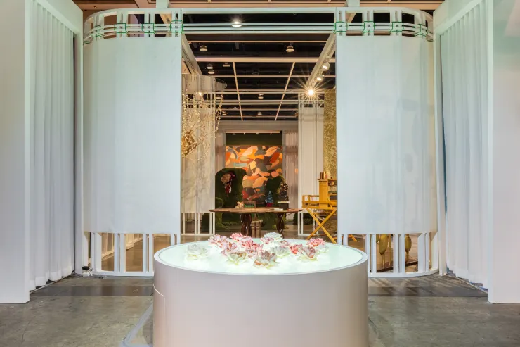 茶室 - 女當家  歡迎來到女當家的寧靜天地, 她是一位徘徊於傳統廣州與雅緻京都之間的大家閨秀。她的茶室優雅地平衡著莊重與輕盈、傳承與革新。陽光沿著榻榻米地板、 宣紙、聚碳酸酯板和由深色木材固定的輕盈亞麻布相互律動。層層疊疊的半透明性與變幻的鏡像巧妙隱現與顯露, 引導人穿梭於兩個庭院之間, 蘊含著微妙的禮儀與無言的智慧, 在與相鄰的書房與圖書館的溫和對話中展現出深邃的內涵。