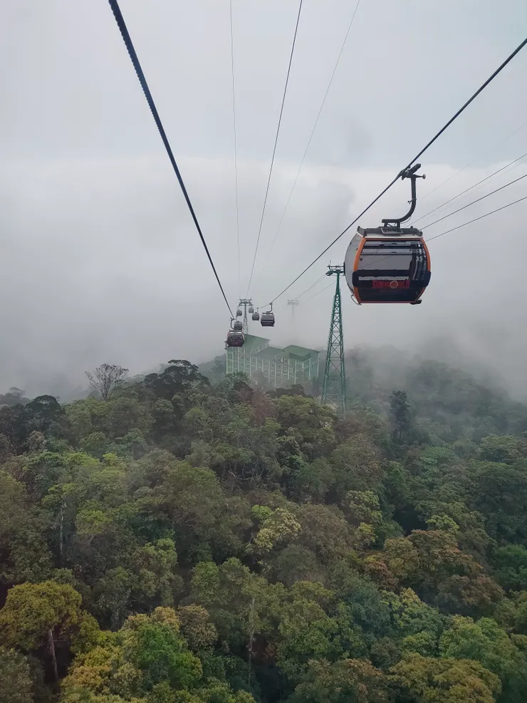 雲霧中的纜車,有1500公尺高喔