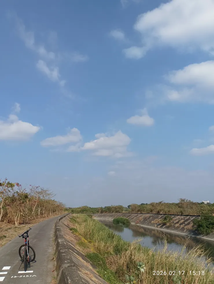 長長常騎的武洛溪堤岸