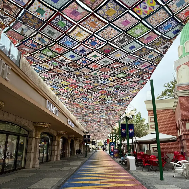遊樂園用烏茲別克花布拼貼成的遮蔭廊道,覺得很美