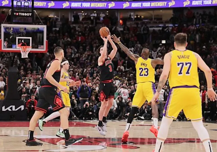 祖殊基迪未過半場射入三分球絕殺湖人