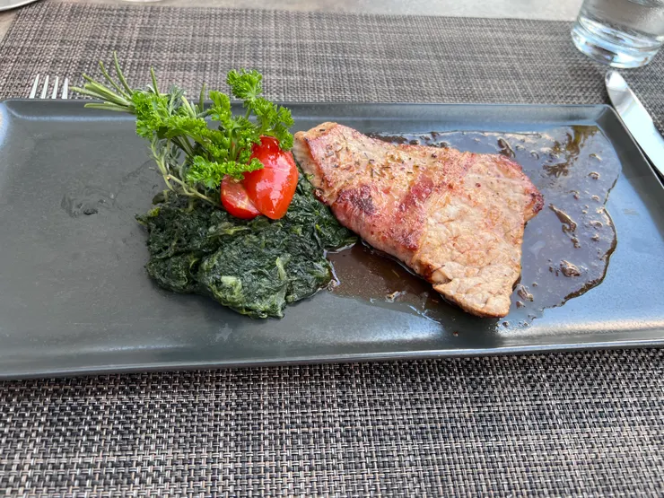 小牛肉裹上培根的料理
