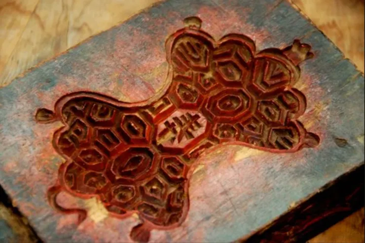 木質龜印：刻痕細緻，紋路錯落成甲殼，                     是生活裡最安靜的祝福器。