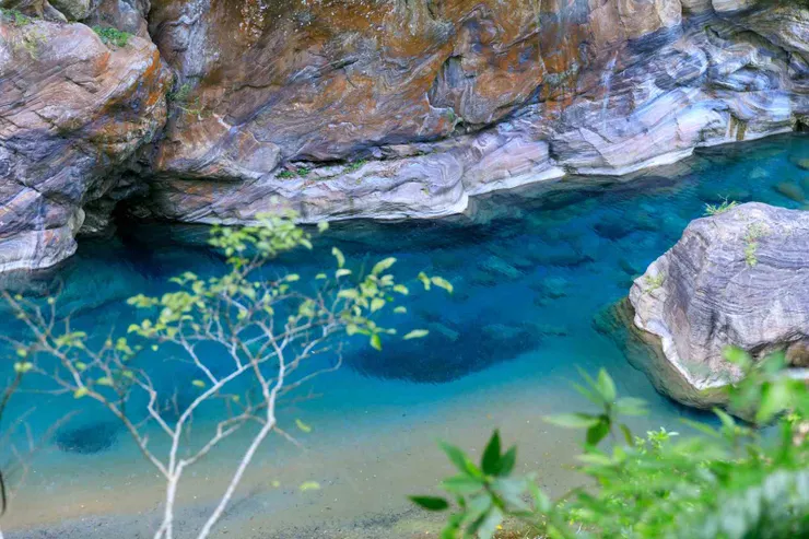 記得越過長長的溪流，還對著山歌唱。