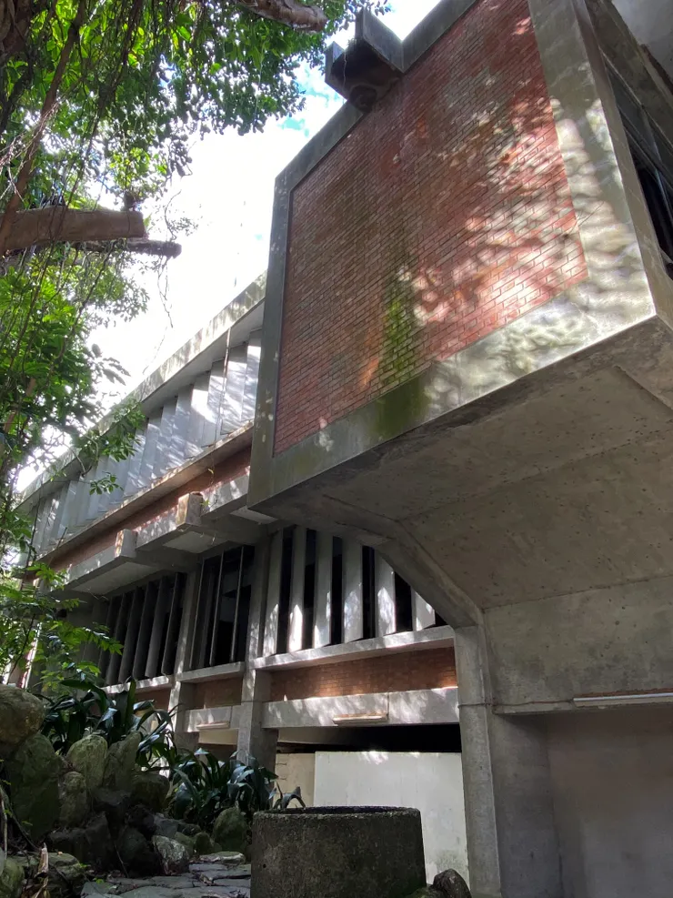 東北角屋頂的落水管與下方的接水槽