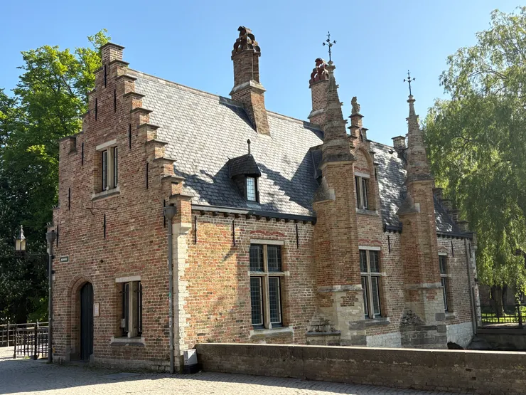 薩斯胡伊斯(Sashuis)，建於船閘上方，最初建於1519年，用來管理水資源和控制內河水位。