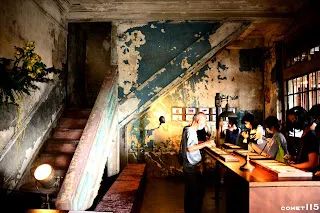 在暖黃的燈光下凸顯老房子的韻味