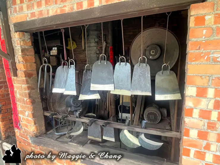 雙溪這家超過60年歷史的「打鐵鋪」，迄今仍用窯燒手工製作各種刀類。