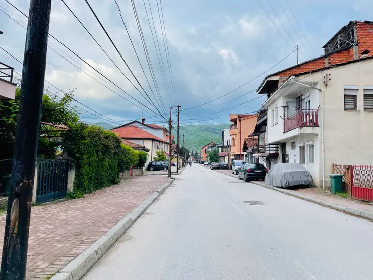 我喜歡房源離老城有點距離，是純住宅區，非常寧靜。這是房源附近街道照片。