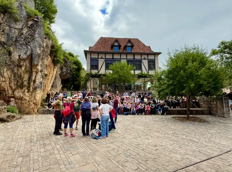 這一天很特別,小村意外的熱鬧