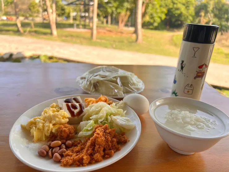 老闆娘貼心的準備削了皮的芭樂