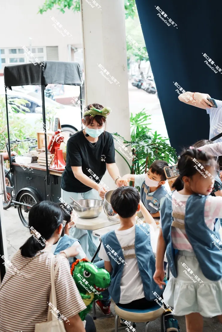 穿上這個雞蛋糕店長制服摸麵糊的模樣好可愛。