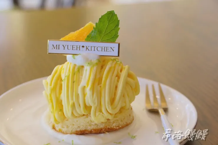 法式蒙布朗,最上層水果奶油酸,中層奶霜微甜,下層蛋糕體全糖,由酸到甜的層次一盪一盪地搔著舌頭,有如倒吃甘蔗的美妙滋味