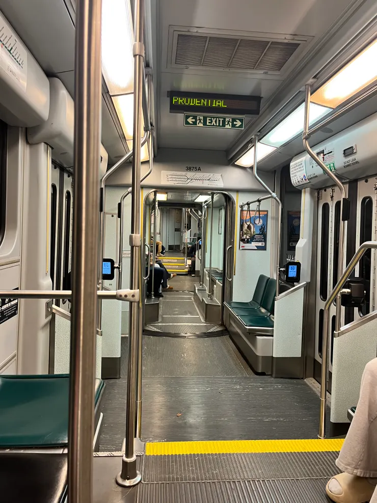 波士頓地鐵車廂，找找看下車鈴在哪裡！