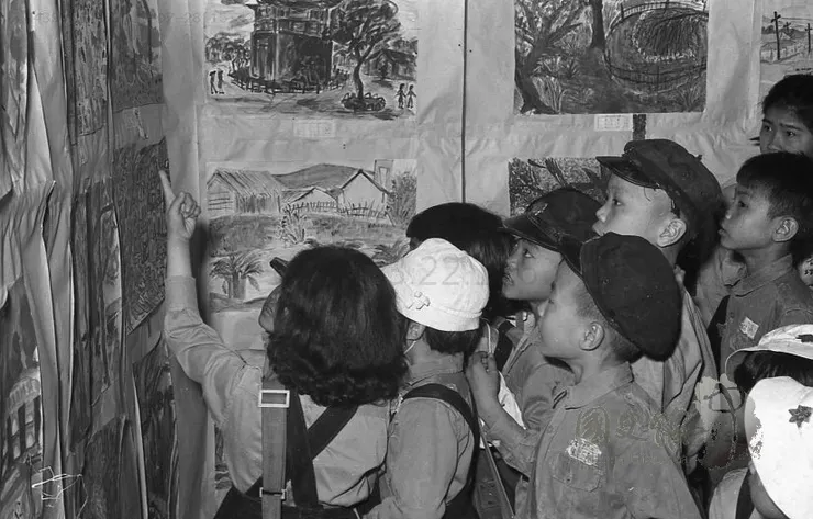 1963年小學生參觀市立圖書館內的學生美術展景況(©國史館)