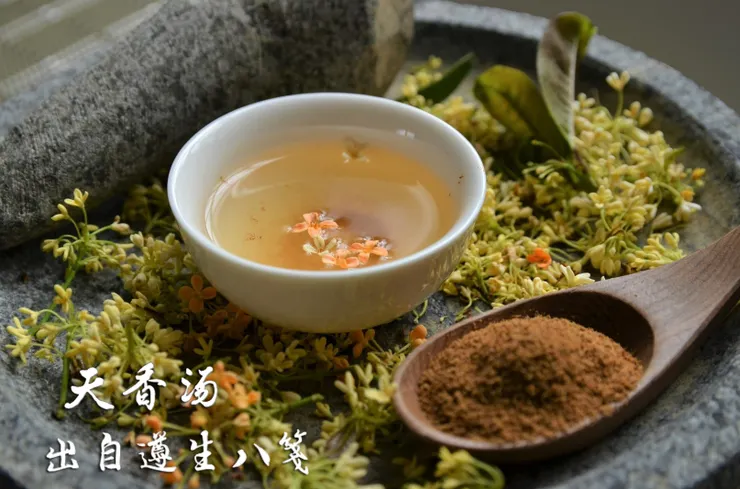 這道以桂花為主體的天香湯，不同於一般花茶的做法，喝起來芳美順喉、口齒留香，還能讓身體散發宜人的體香。
