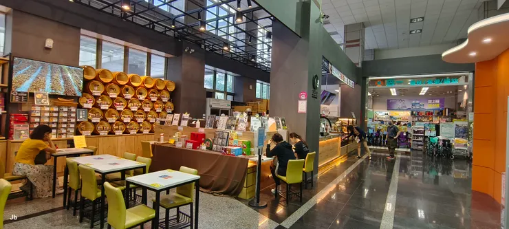 【醫院裡杏一生意總是很好!臨時去補充看顧病患所需什物很方便。】