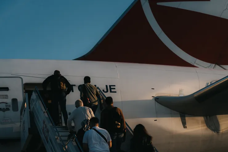 日出陽光灑在空橋