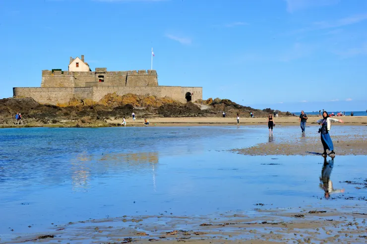 【走到國家堡前的淺灘，此時為退潮，但我需節省腿力，没登堡，再年輕幾年，一定會衝上去的。】